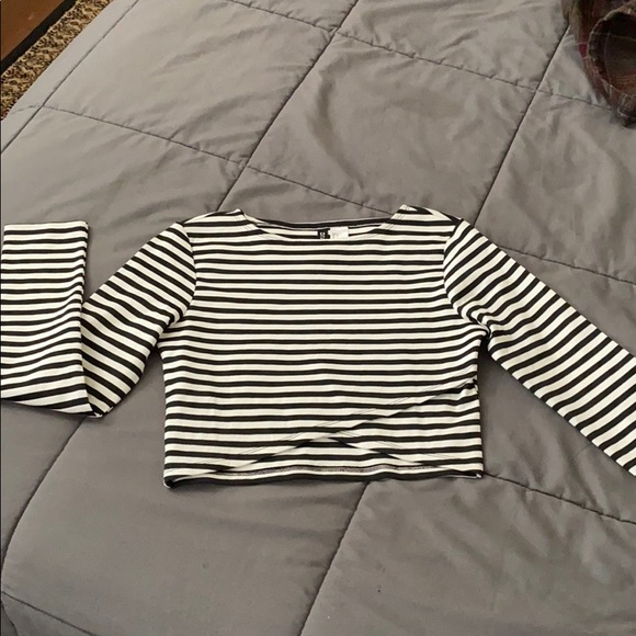 Black and white stripe long sleeve crop - Picture 2 of 3
